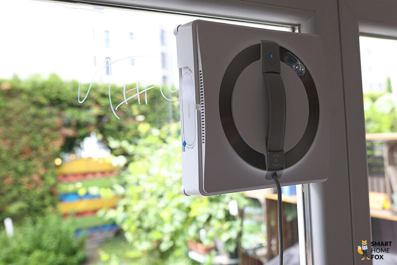 ECOVACS WINBOT W2 OMNI reinigt das Fenster.